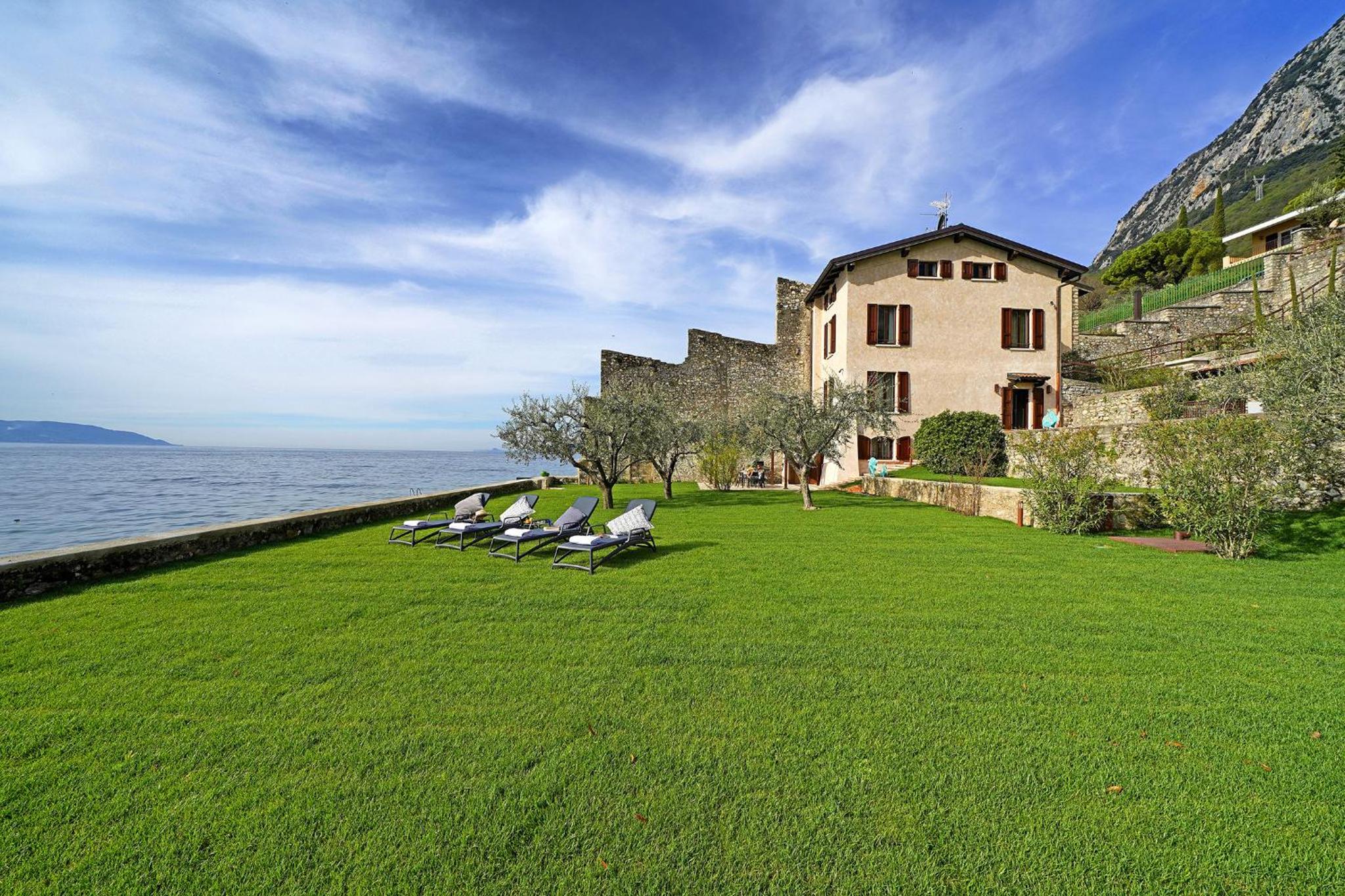 Villa Victoria: luxury waterfront villa with splendid views