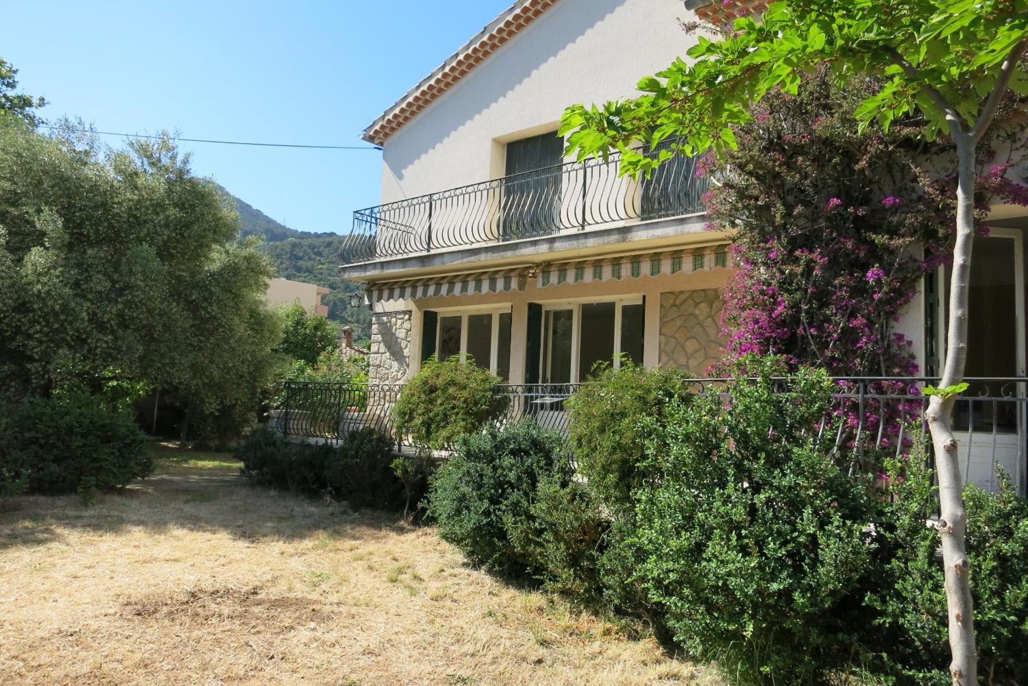 Maison lumineuse et spacieuse avec jardin arboré