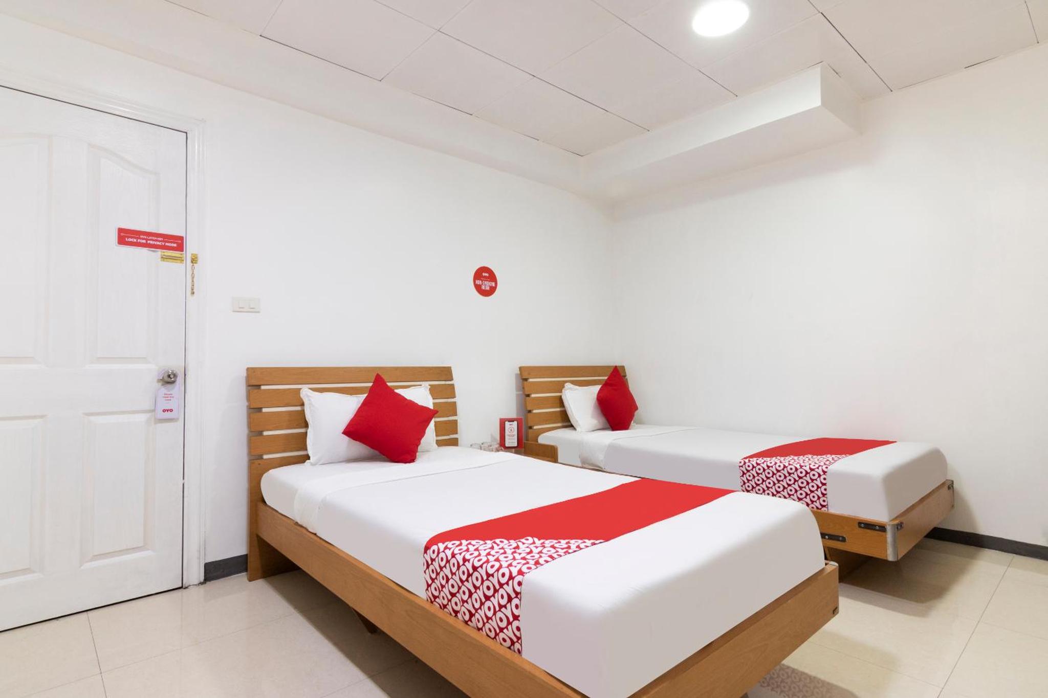 Lucky Hotel by OYO Rooms