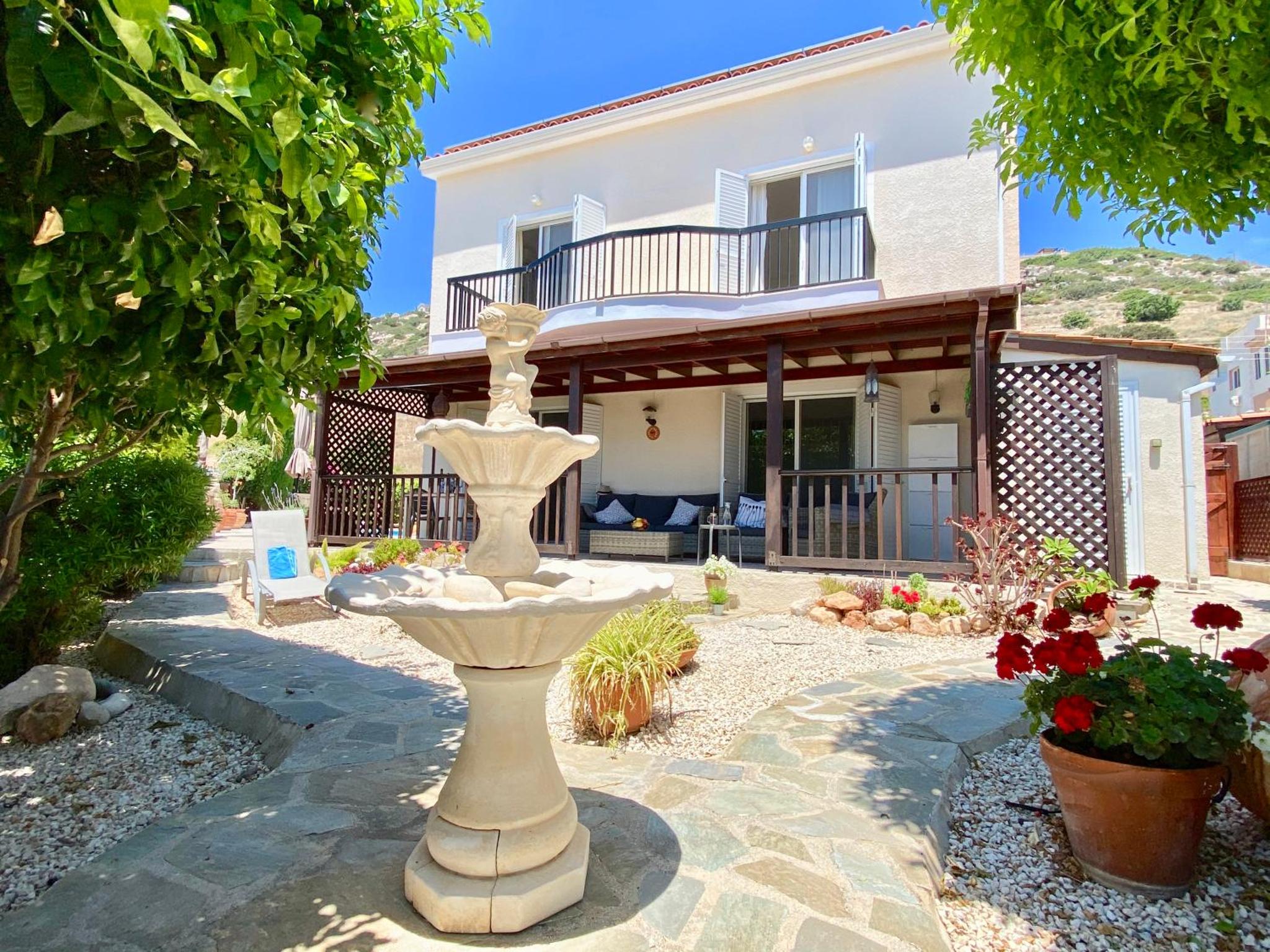 VILLA ALICIA with priv pool, beautiful garden and shady veranda- 5 min to the beach