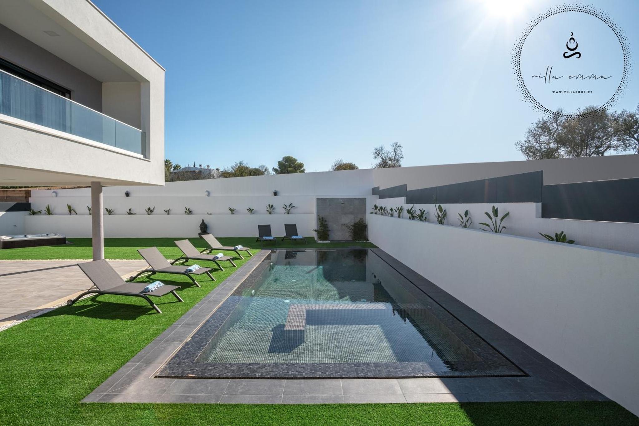 V5 Villa Emma - Luxury 5 Bedroom Villa in Alvor with Private Pool And Jacuzzi