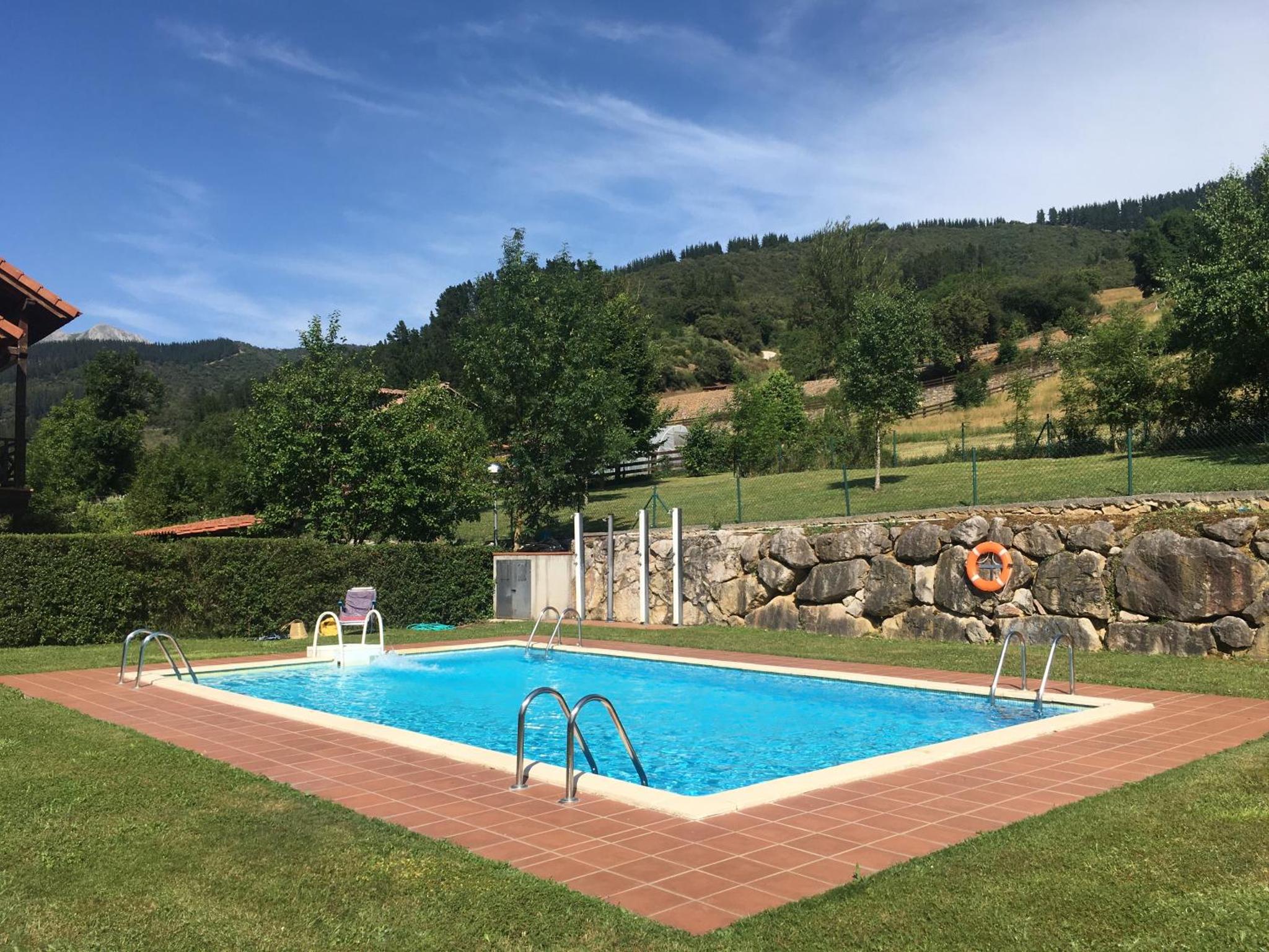 PRECIOSO CHALET JUNTO A POTES CON PISCINA-4 Hab,3 Baños