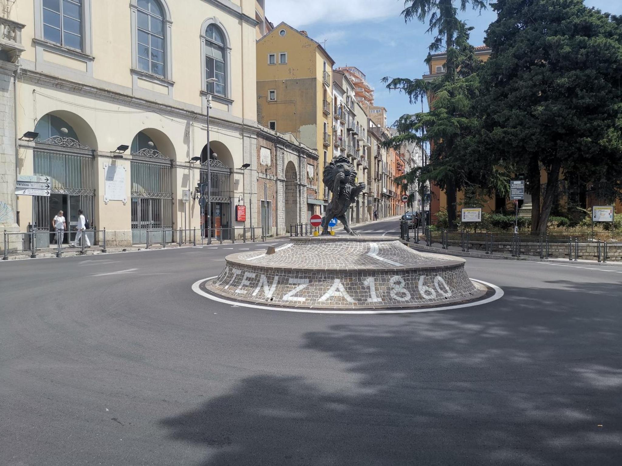 ESSENTIAL ROOM & PARKING in Centro Città con Parcheggio Privato e WIFI