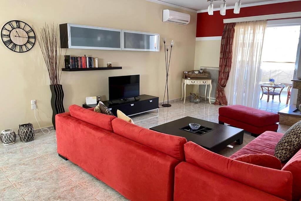 Elina's Spacious Apartment in Patras with private parking