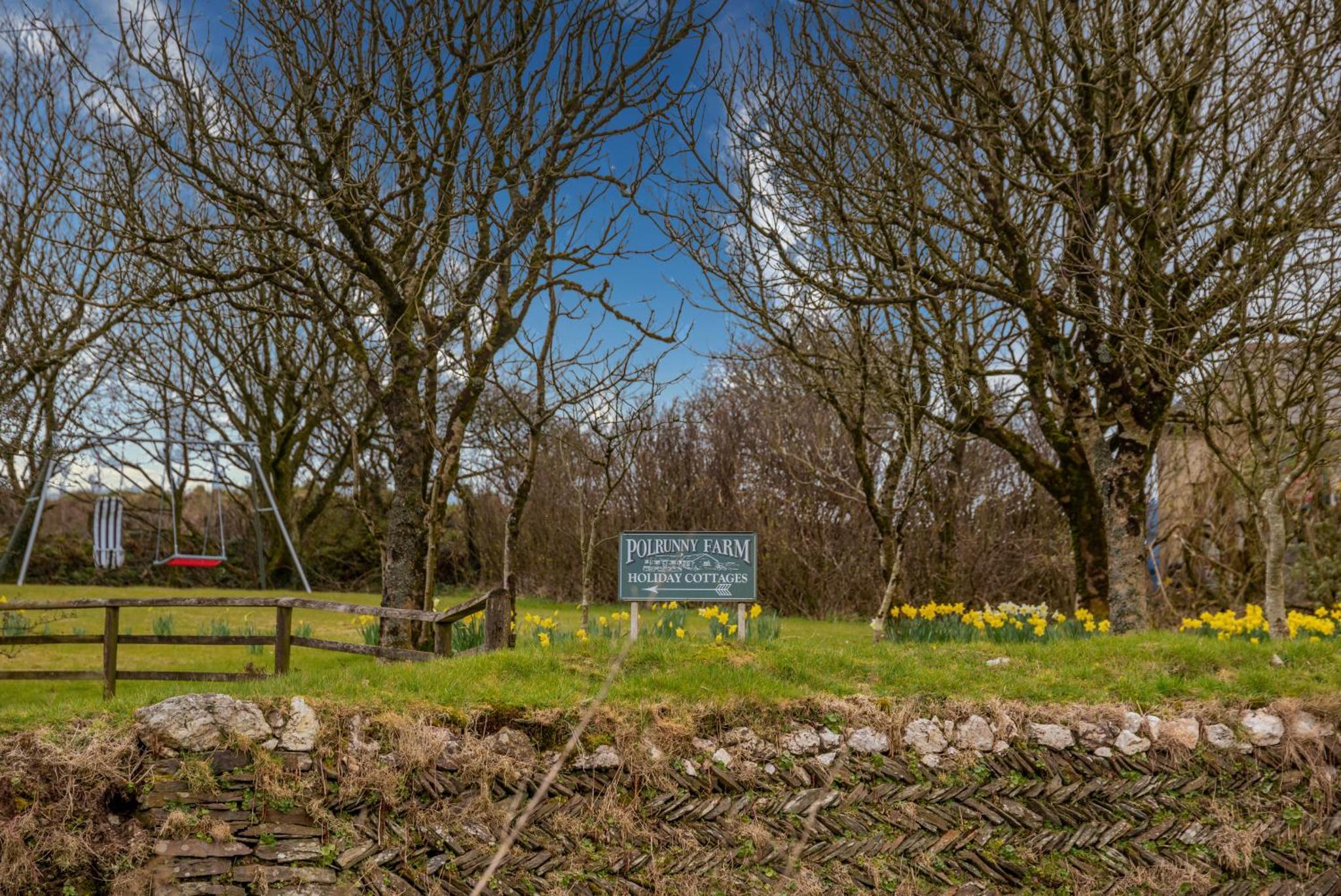 Polrunny Farm Seaberry Cottage with a sea view and log burner