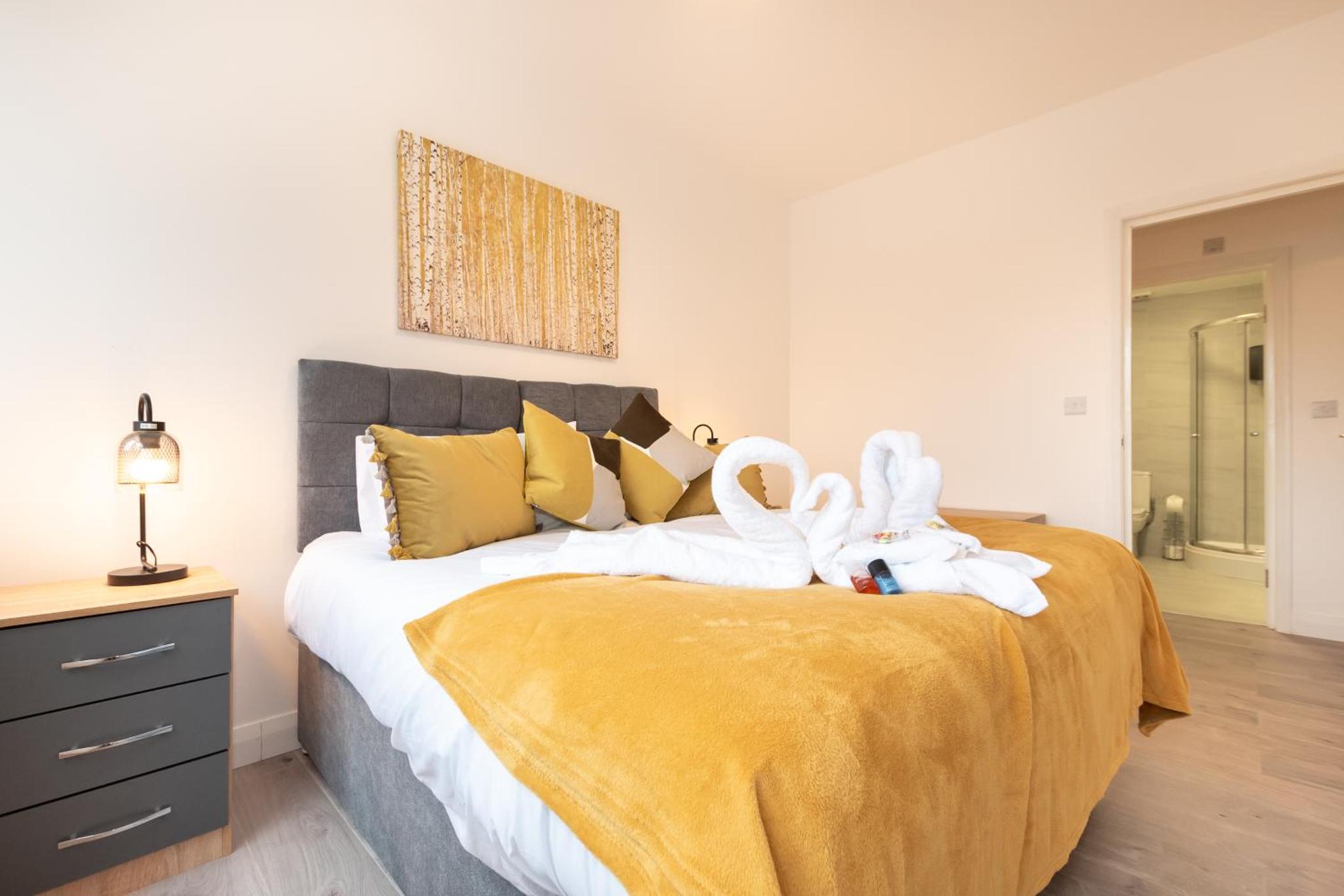 Best Price - Superb Brand New Southampton City Apartments, Single Beds Or King Size & Sofabed - Amazing Location Free Parking