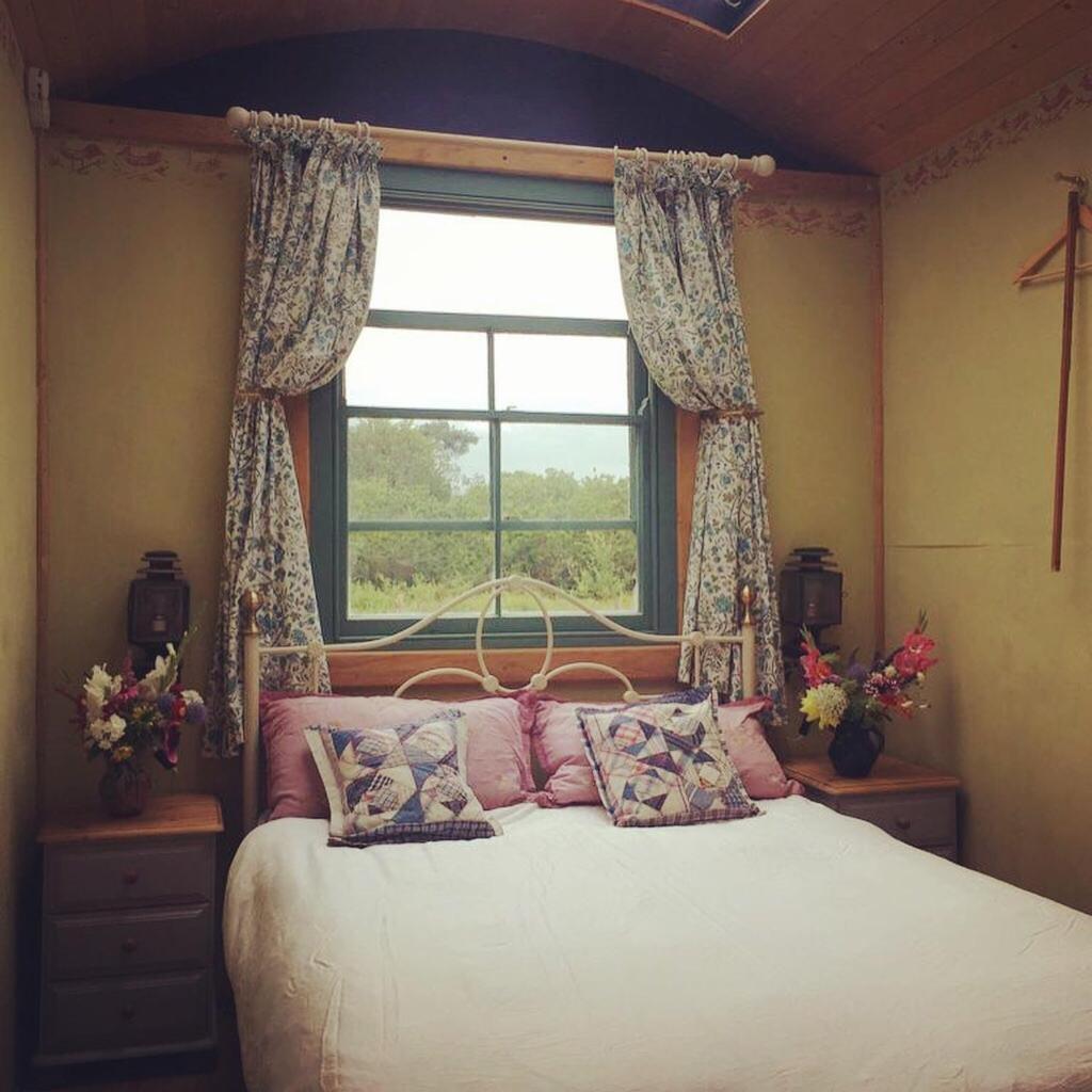 Sky View Shepherd's Huts with Woodburning Hot Tub