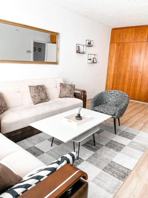 Best Rated Central Apartment Vienna - AC, WiFi, 24-7 Self Check-In, Board games, Netflix, Prime