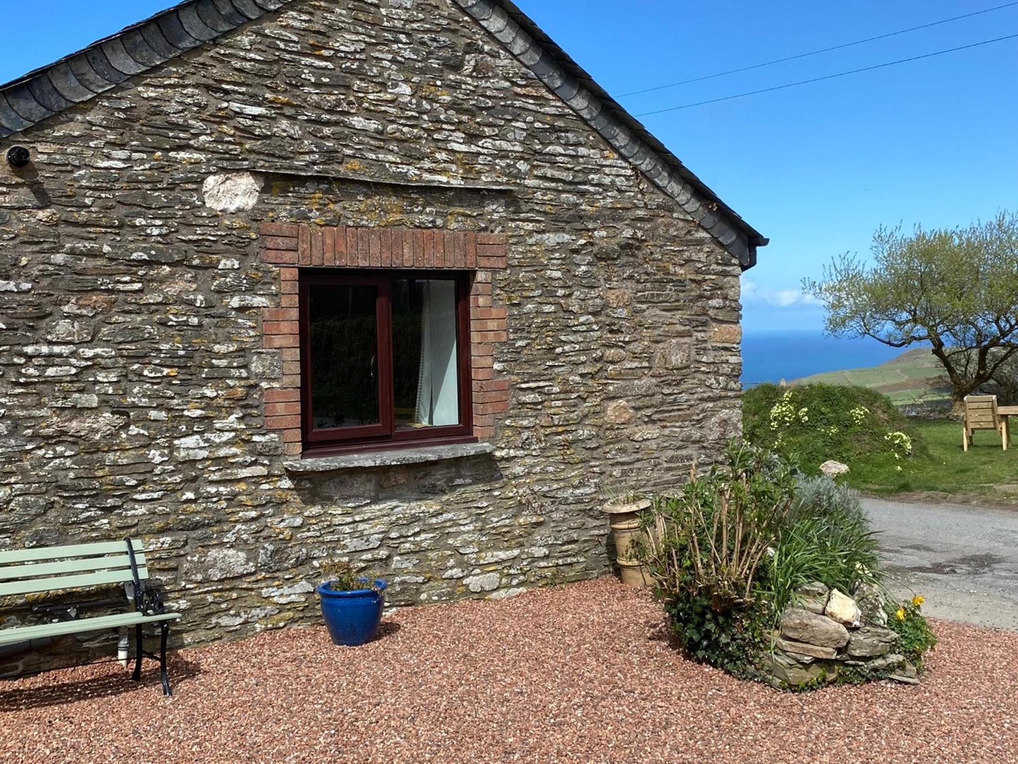 Polrunny Farm Seaberry Cottage with a sea view and log burner