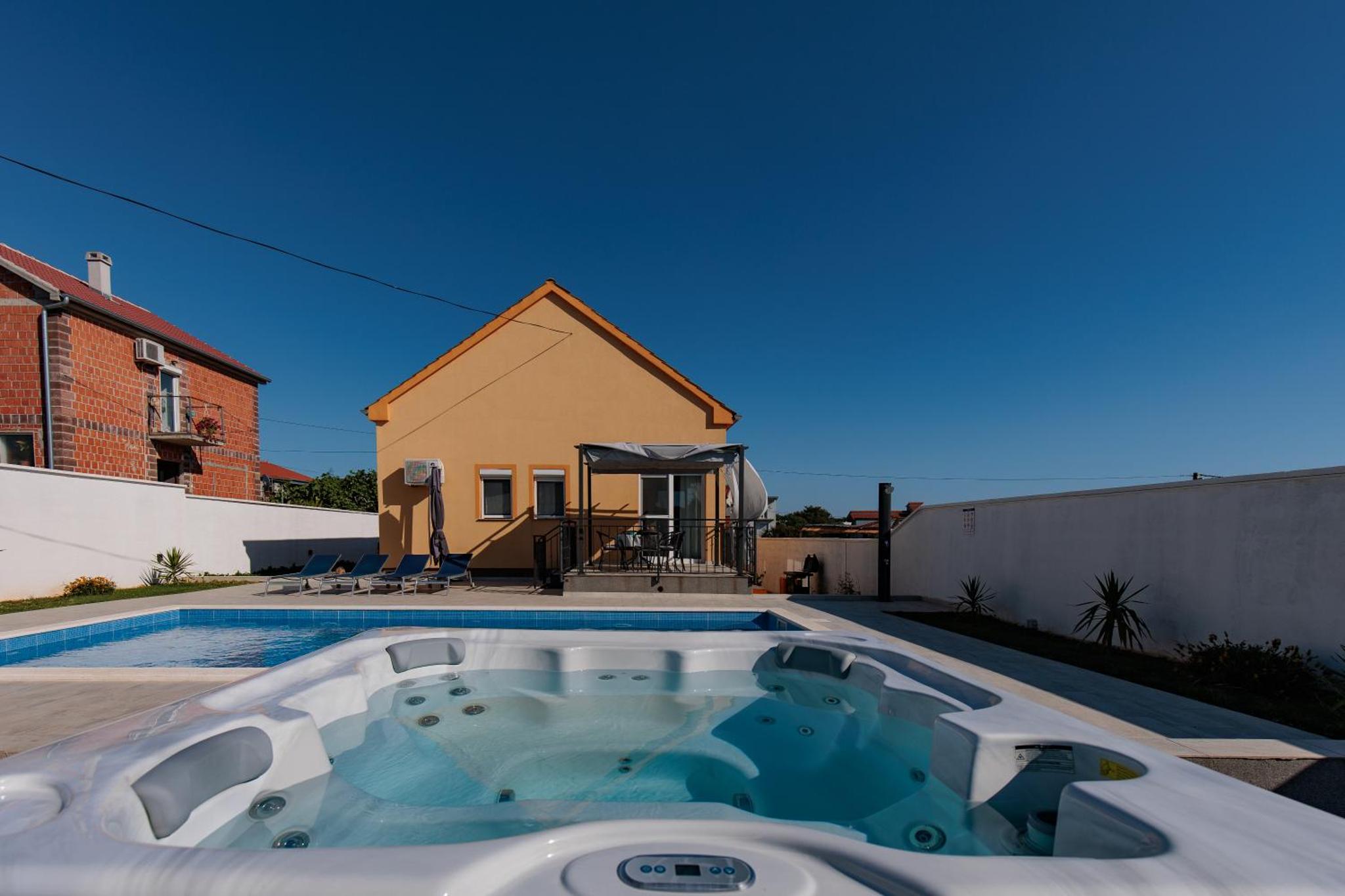 Villa Family and Friends private heated pool with jacuzzi