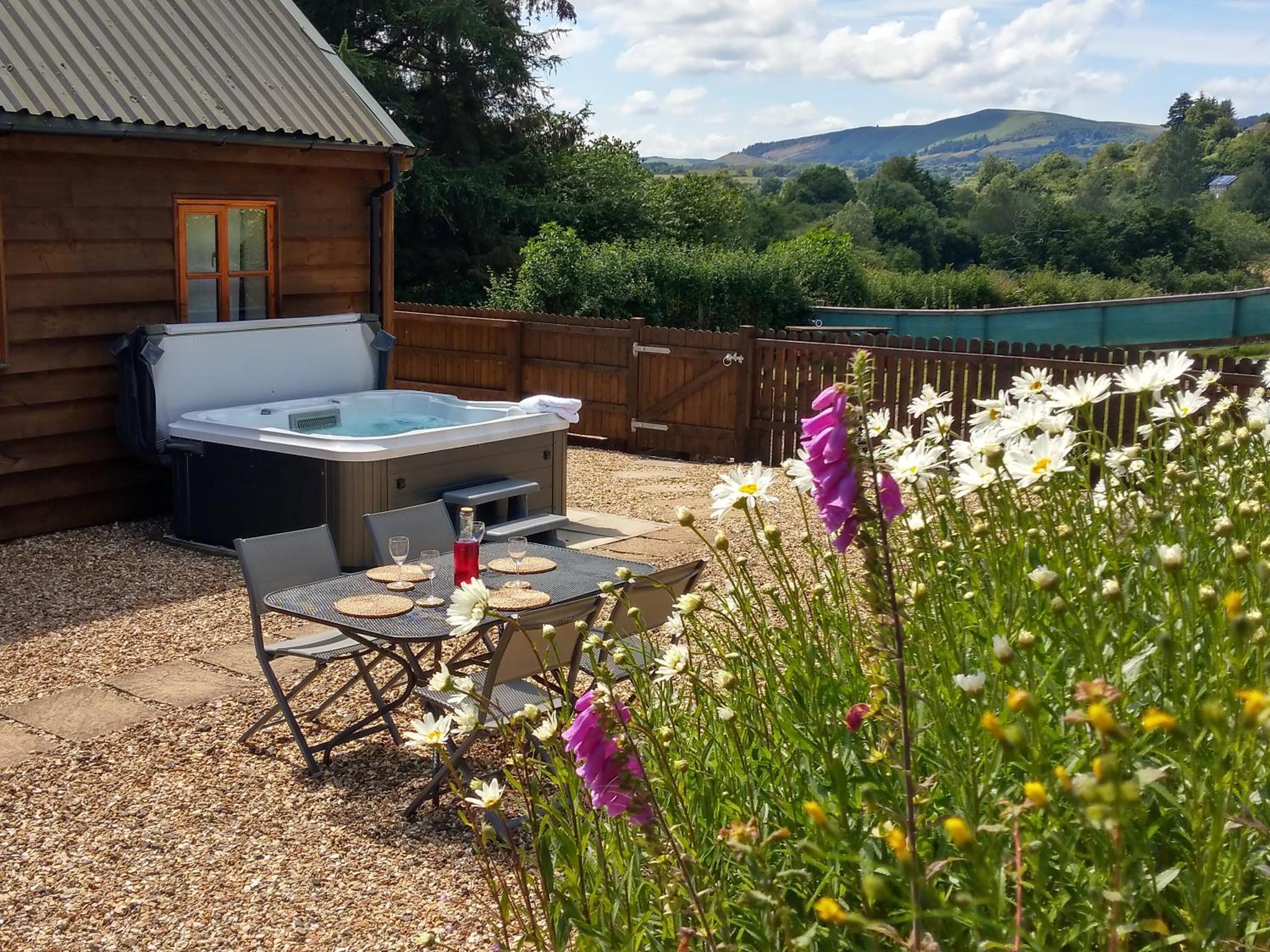 Seven Stars- hot tub & garden with fabulous views