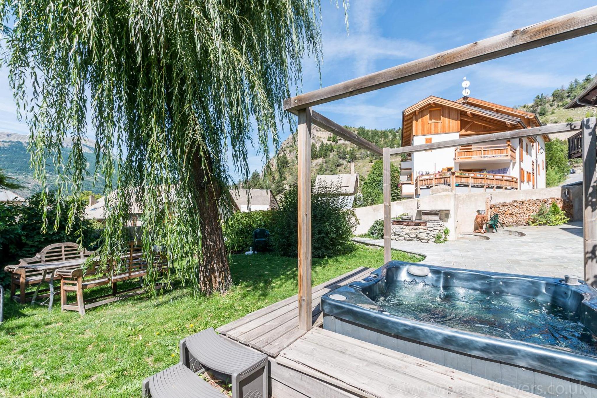 Luxury Chalet with outdoor Hot Tub, Sauna, Gardens & Mountain Views