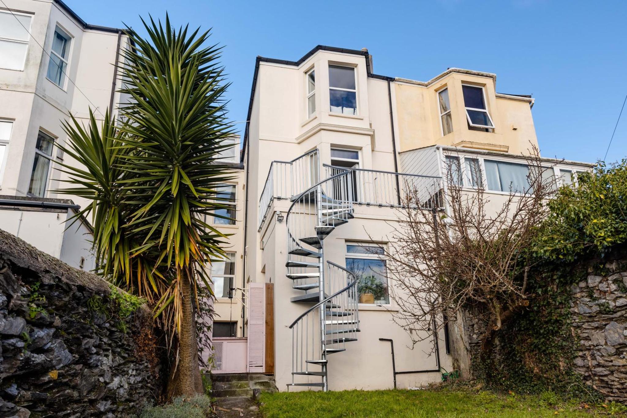 5-Bed House with distant sea views in Plymouth