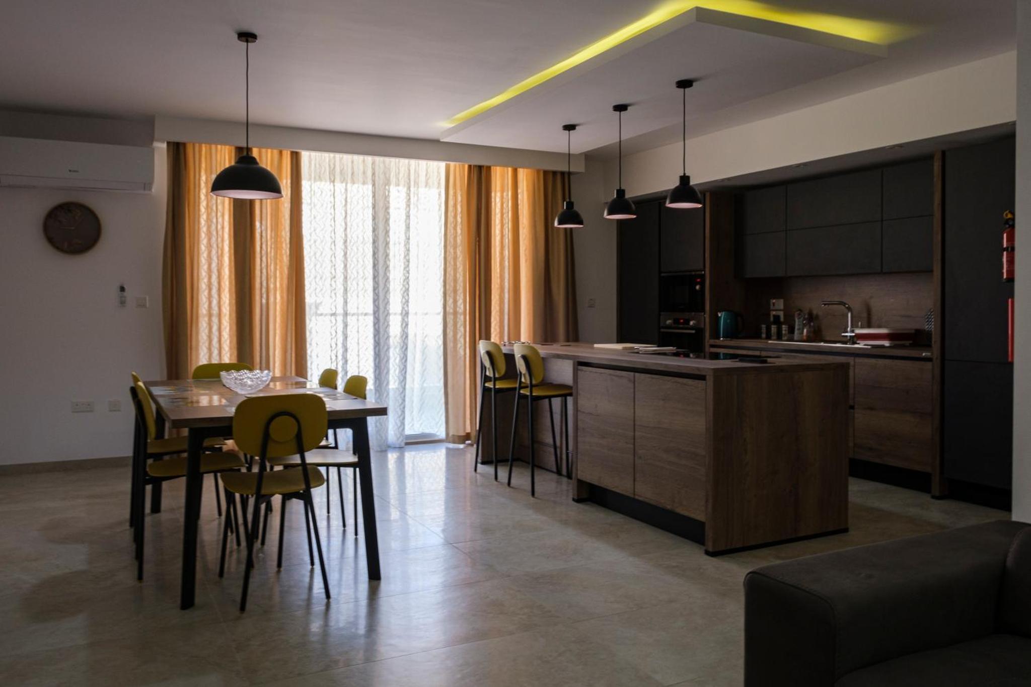 Modern 3 bedroom Apartment in Luqa (Sleeps 6)