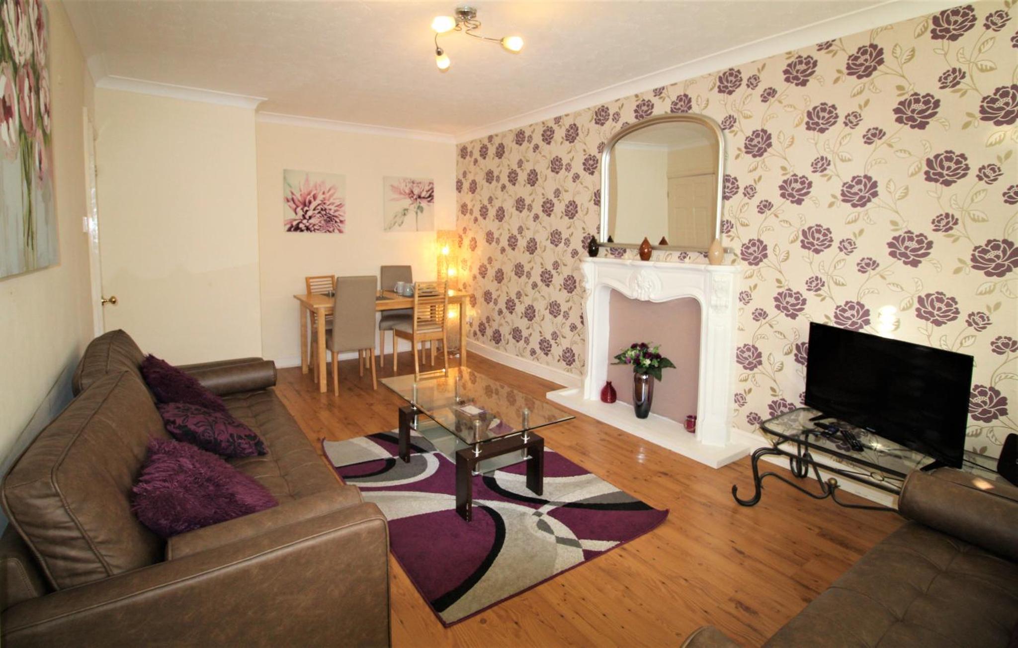 Boswell - Large Balcony Apartment & Parking - 2 Bedrooms - Close to Town & Racecourse