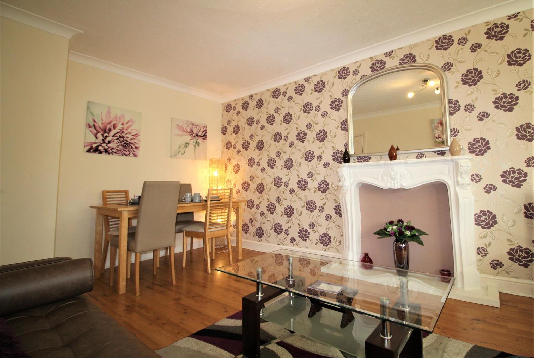 Boswell - Large Balcony Apartment & Parking - 2 Bedrooms - Close to Town & Racecourse