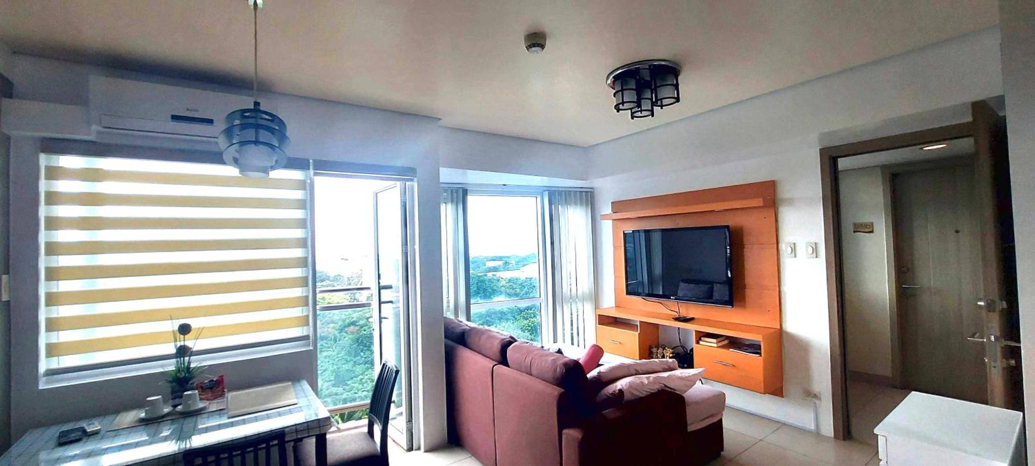 De Luxe, Standard and Studio Suites -The Breeze Residences-close to Airport, Mall of Asia, US Embassy
