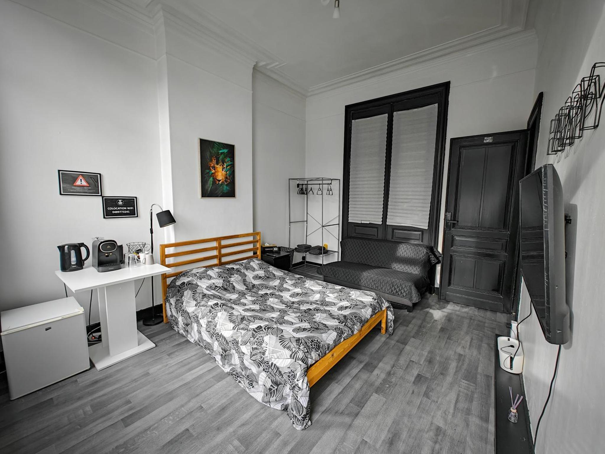 Private Room in center of Charleroi
