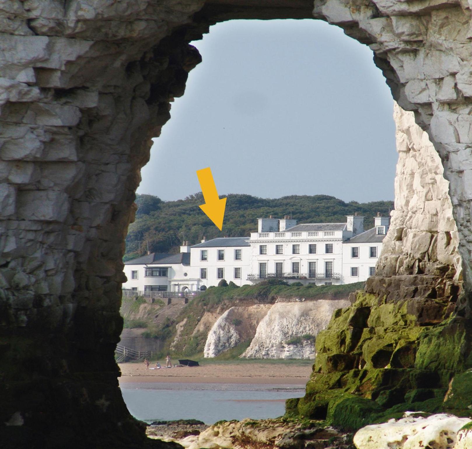 Historic beachfront with a parking space - Direct Accessibility to Kingsgate Bay