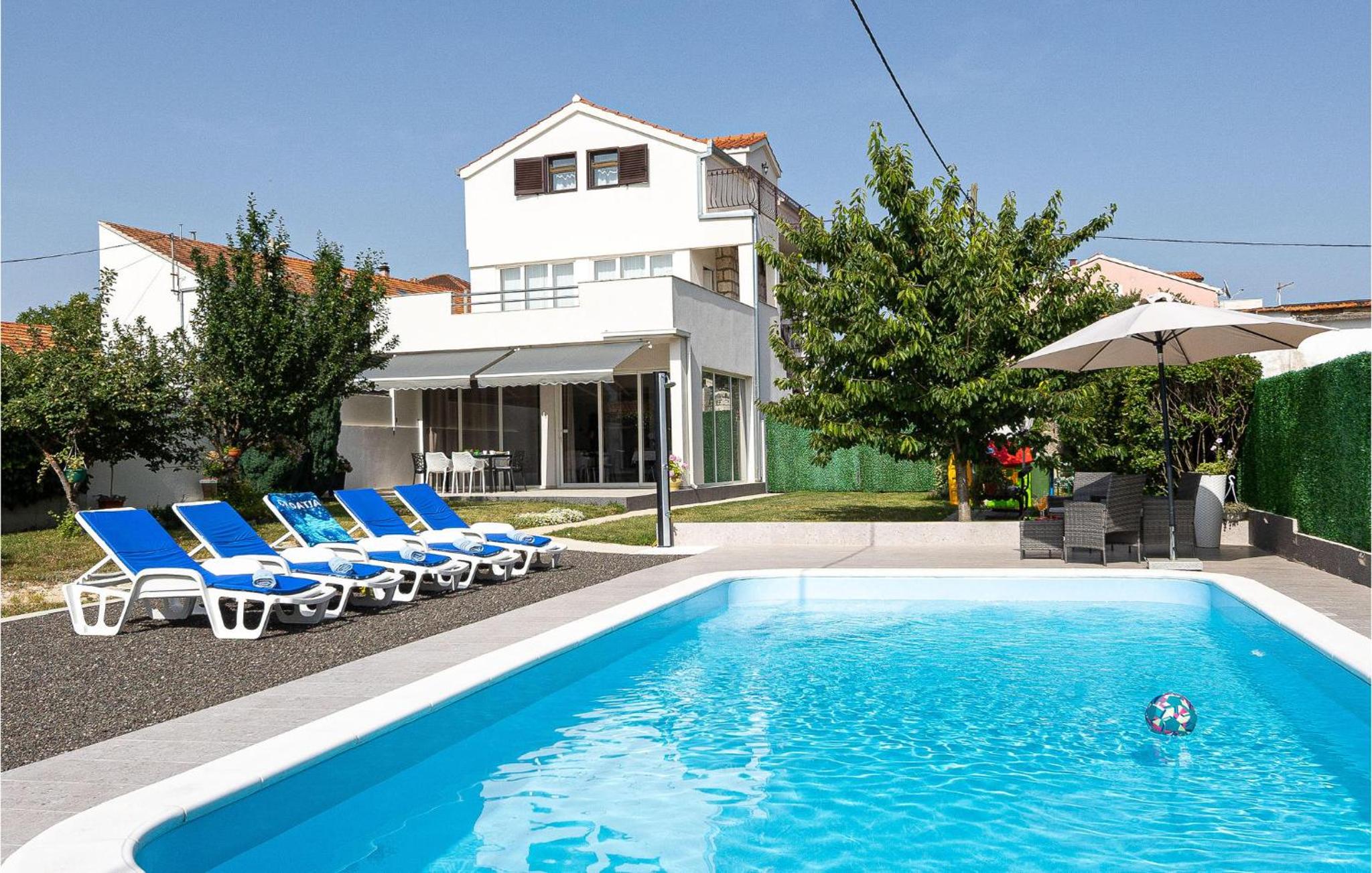 Nice Home in Dugopolje with Outdoor Swimming Pool, Wifi And 2 Bedrooms