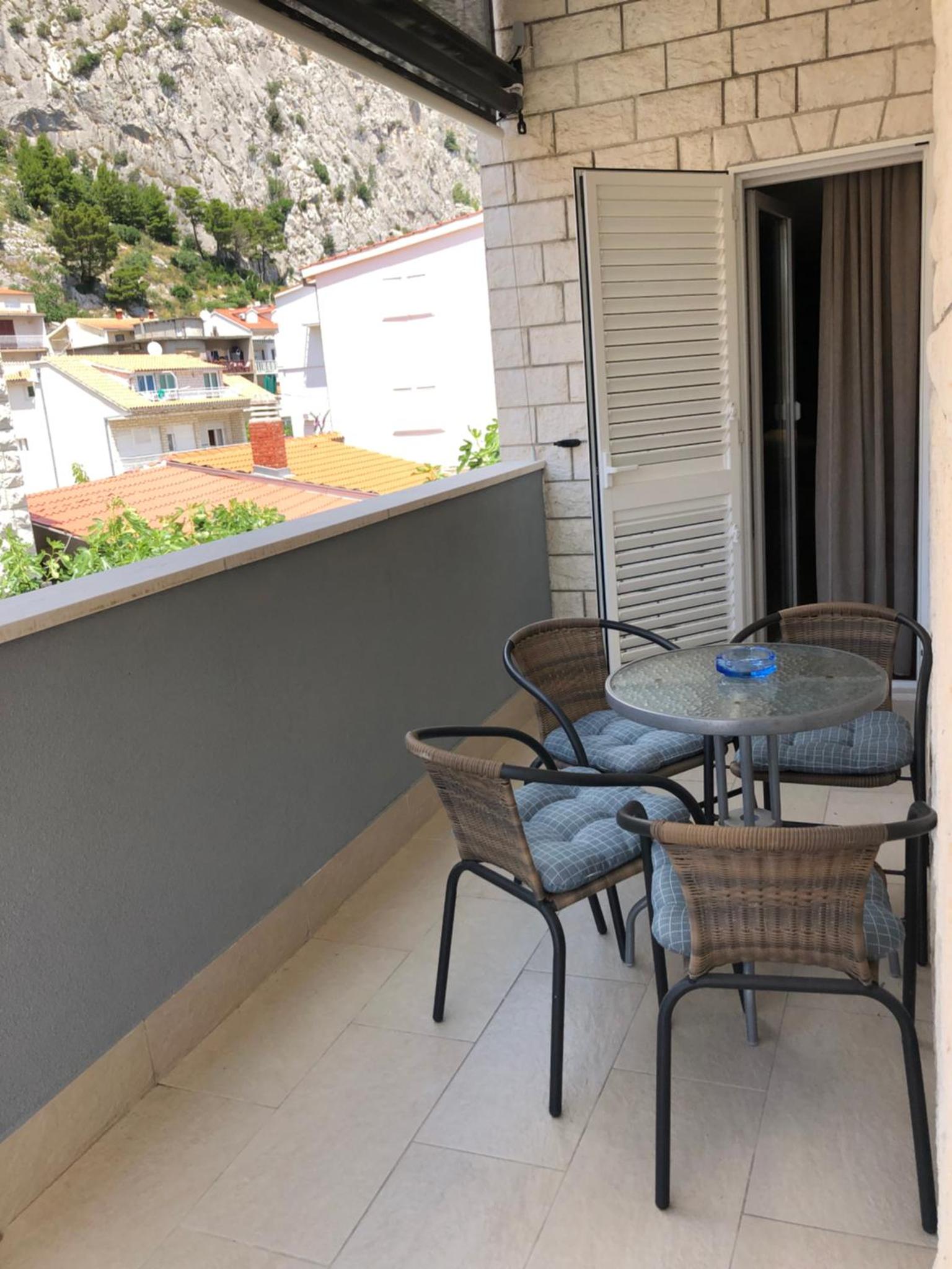 Omis - private Ensuite room with balcony - hotel style