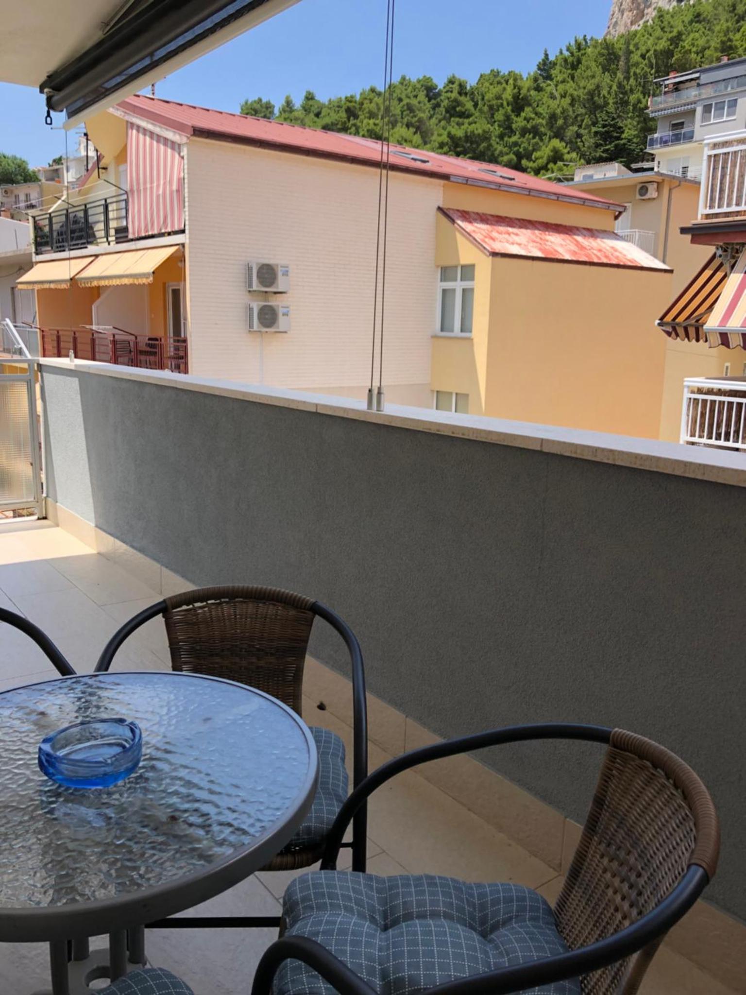 Omis - private Ensuite room with balcony - hotel style