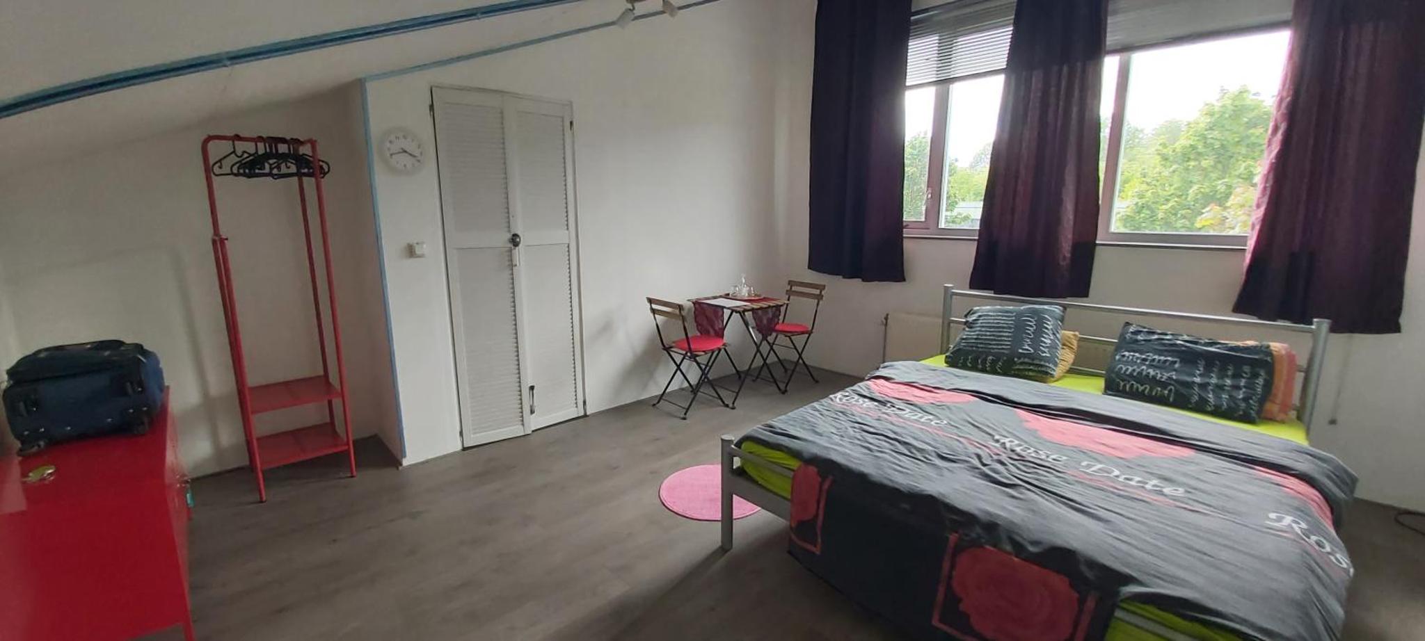 Spacious room with free parking