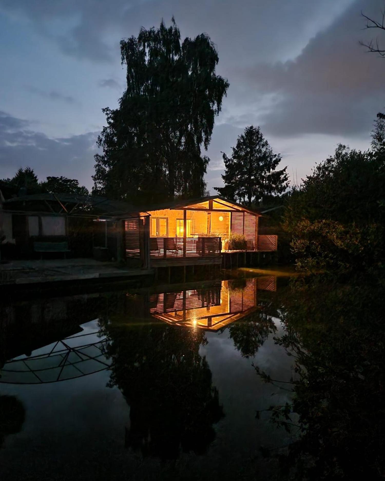 Rustig gelegen chalet Solvo met terras aan het water