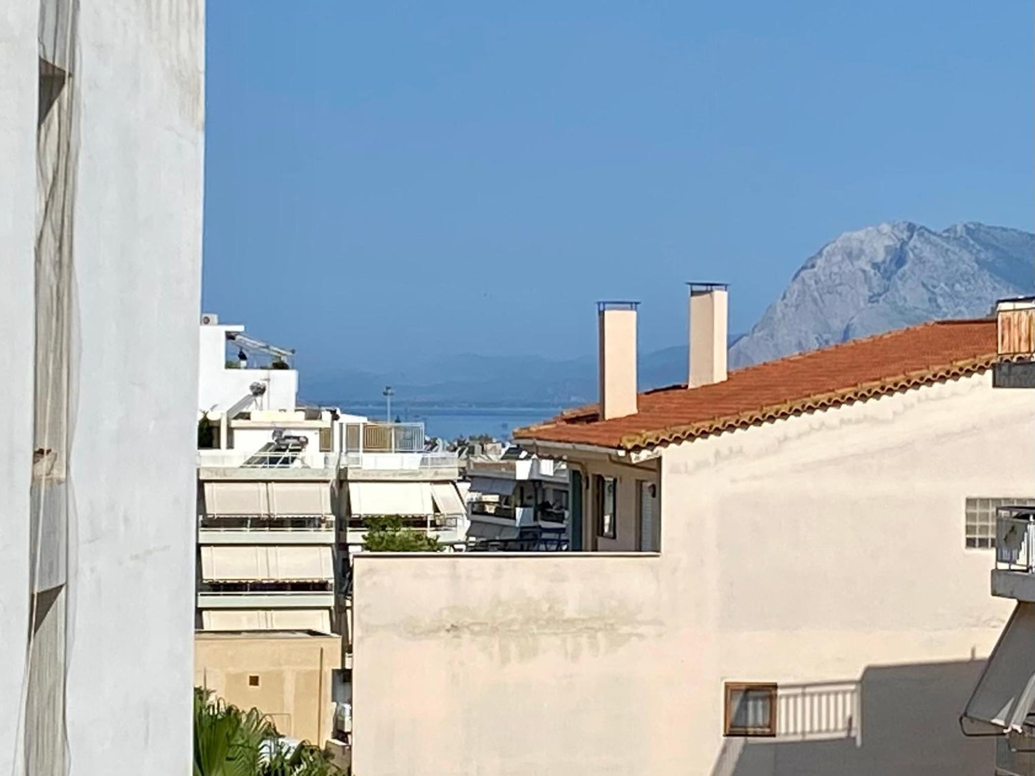 Elina's Spacious Apartment in Patras with private parking