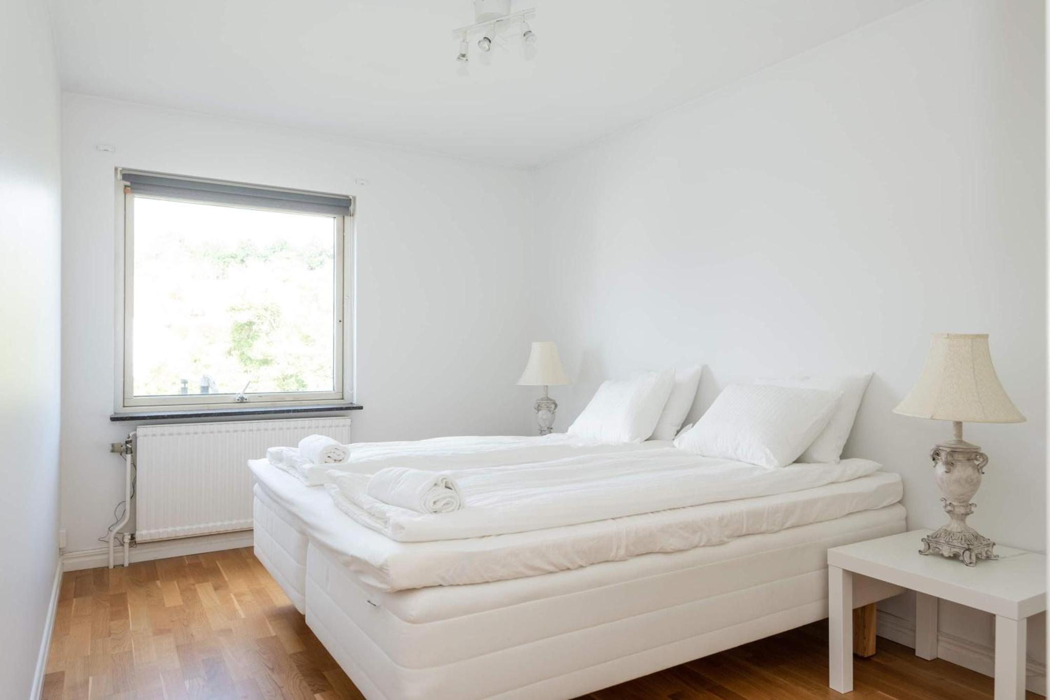 WHITE & BRIGHT Room in a shared apartment