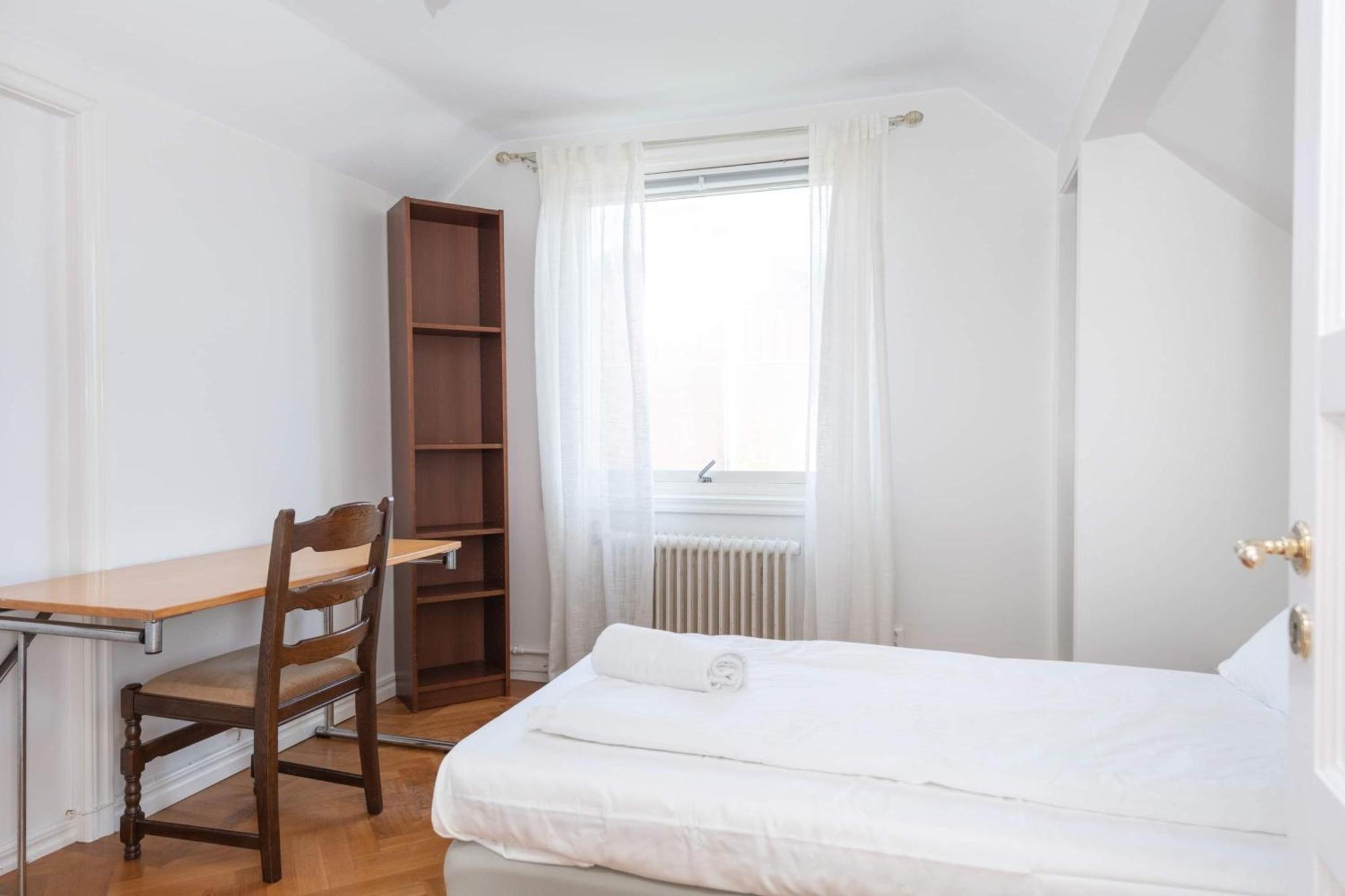 WHITE & BRIGHT Room in a shared apartment