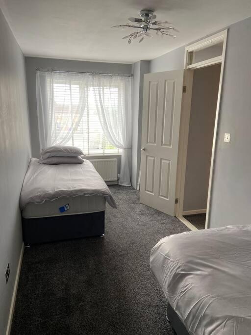 Garland way 2 bed house Sheffield free parking 5 min from m1