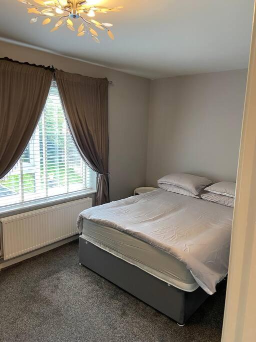 Garland way 2 bed house Sheffield free parking 5 min from m1