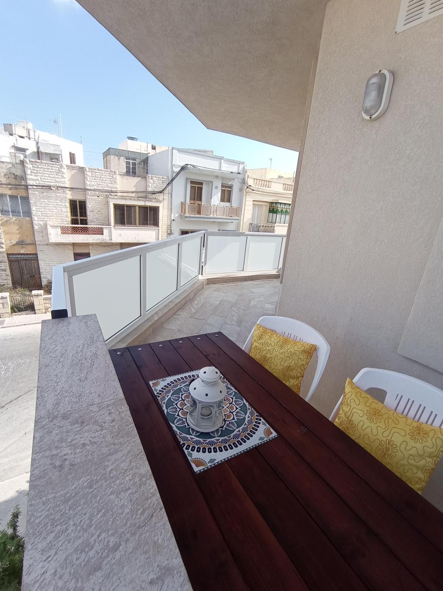 Joseph 2, Stylish and bright 2 bedroom flat with corner terrace