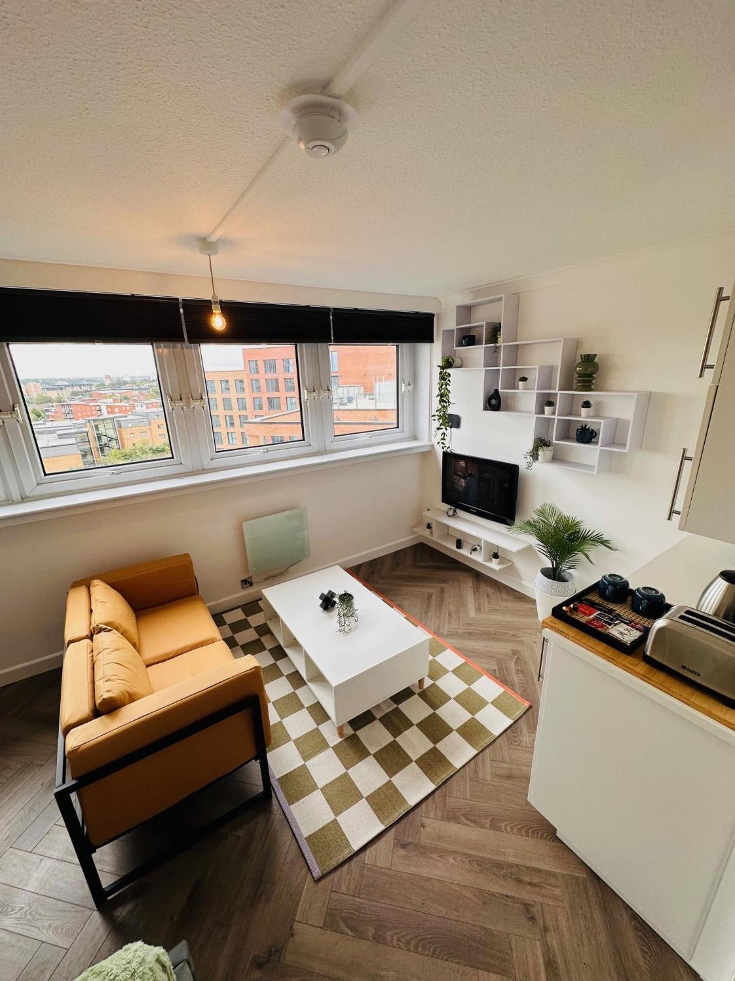 Private Room in Modern Shared Apartment, Each with Kitchenette, Central Birmingham