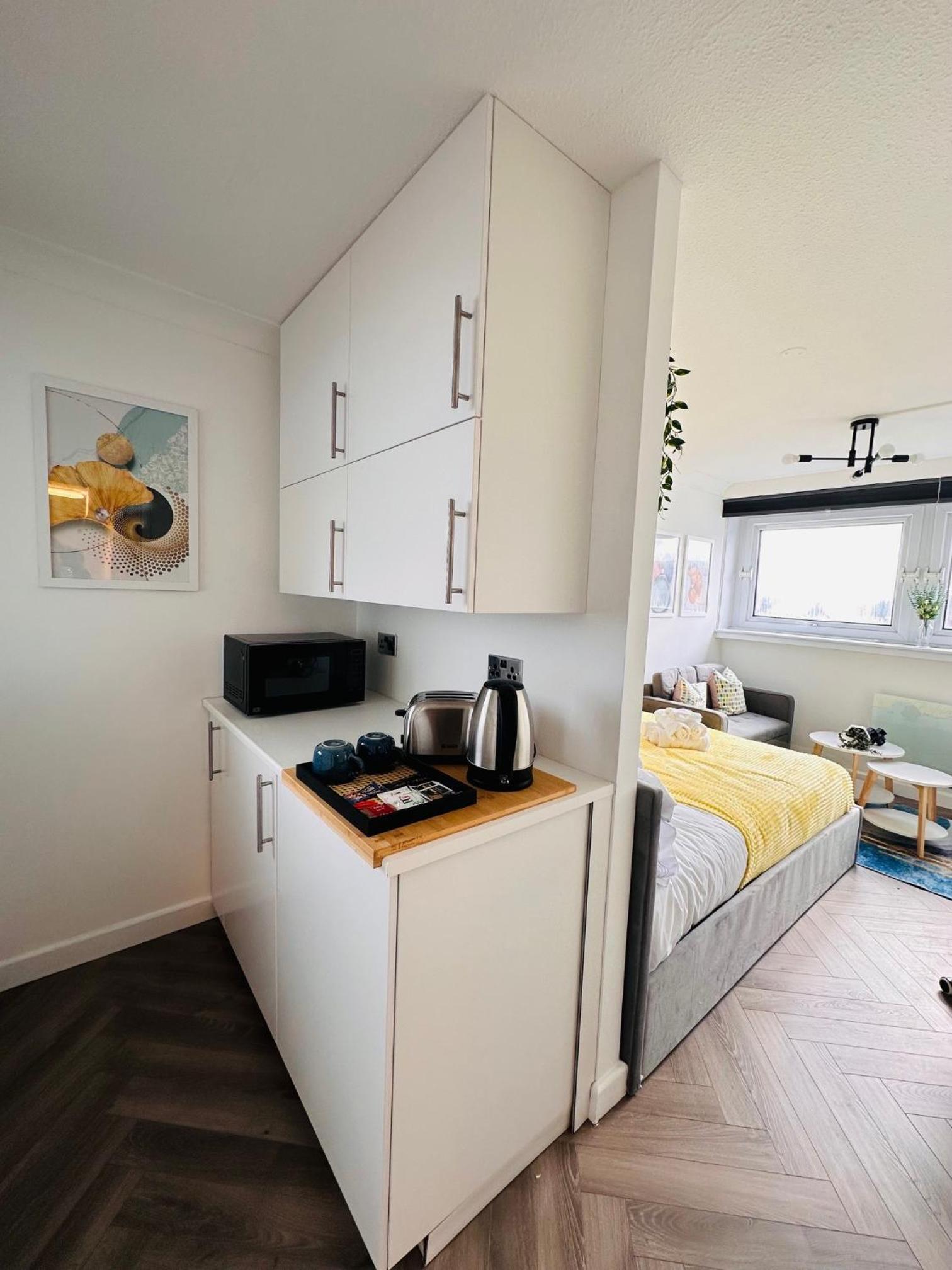 Private Room in Modern Shared Apartment, Each with Kitchenette, Central Birmingham