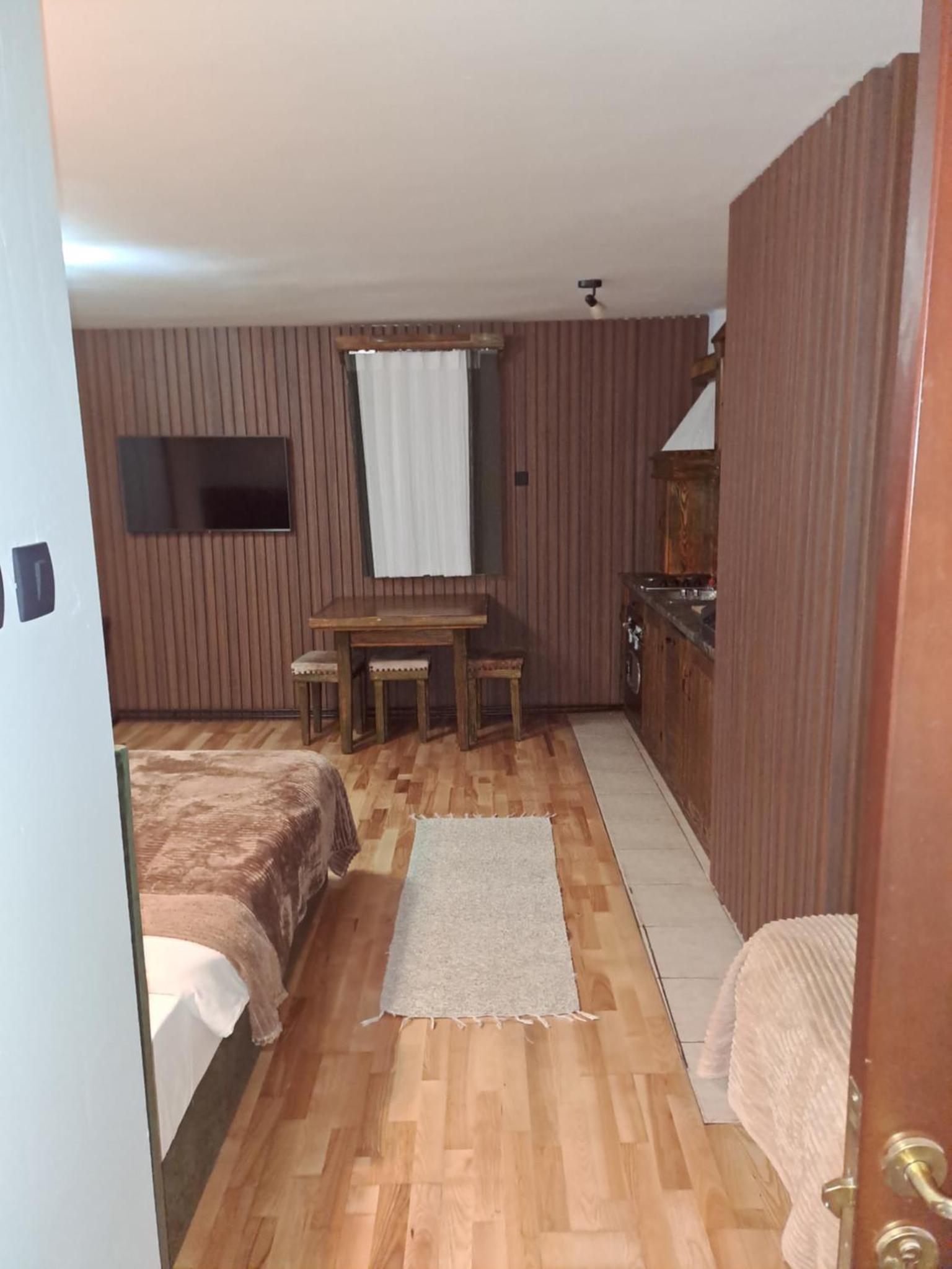 Rooms & Apartments Mirovic