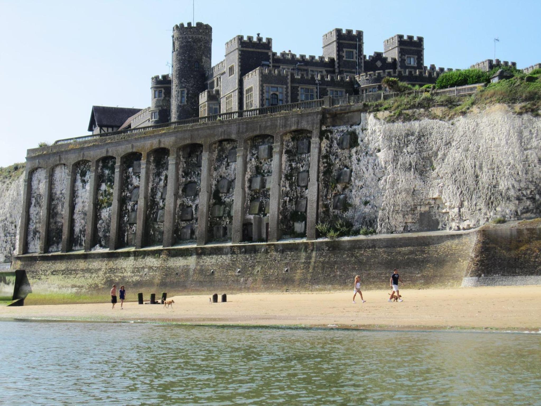 Historic beachfront with a parking space - Direct Accessibility to Kingsgate Bay