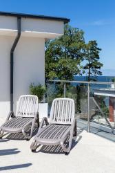 noclegi Rewal Apartament Klifowa z widokiem na morze i basenem