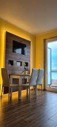 noclegi Puck Apartament "Złoty relaks" tuż przy plaży z balkonem z widokiem na Hel i hamakami