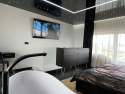 noclegi Sarbinowo Apartament PREMIUM ze złotą wanną w sypialni widok na morze dyskretny taras z łóżkiem - Bałtyckie Sarbinowo 18