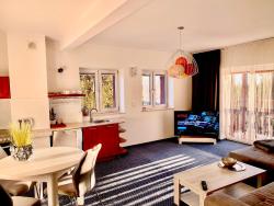 noclegi Słupsk LAS SŁUPSKI PREMIUM BUSINESS APARTMENT NO 7 Wifi Netflix Smart TV50 two bedrooms two very large double beds living room double sofa workplace full pleasure quality of stay