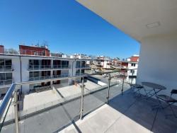 noclegi Rewal Apartament Olive Rewal z dostępem do basenu