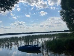 noclegi Rybno Nowoczesny dom nad jeziorem Zarybinek-Mazury Rybno, z własnym dostępem do linii brzegowej oraz łódką