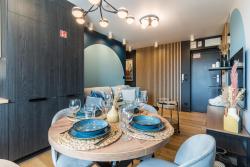 noclegi Gdańsk Golden Seaside Beach by Aparo - Plaża 200m, 2 Łazienki, 2 Sypialnie oraz Salon, 3 TV, Balkon, Łóżeczko