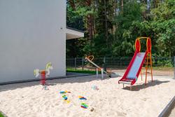 noclegi Ustka Apartamenty w sam las by KLIF Ustka - apartament dwupoziomy z klimatyzacją, balkonem i widokiem na las