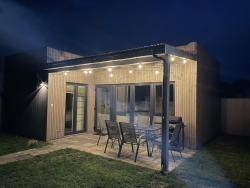 noclegi Rewal A Morze Domki- Podgrzewany basen, całoroczne klimatyzowane domki, parking