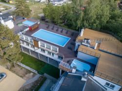 noclegi Poddąbie Mały Dąbek I Dom z dostępem do basenu wewnętrznego, zewnętrznego, brodzików dla dzieci, sali zabaw oraz animacji