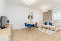 noclegi Gdańsk Bright Beige Apartment with Furnished Balcony and Parking in Gdańsk by Noclegi Renters
