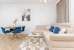 noclegi Gdańsk Bright Beige Apartment with Furnished Balcony and Parking in Gdańsk by Noclegi Renters